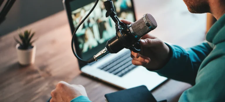 Starting a Podcast : How to Find Ideas, Set up a Content Calendar, and Attract Advertisers